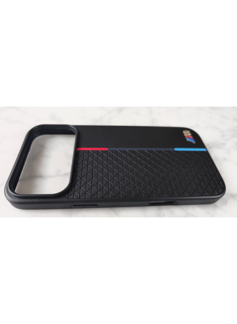 غطاء أنيق وحامي لهاتف iPhone 17 Pro Max. تضيف الخطوط الثلاثية اللون والتشطيب الملمسي لمسة من الأناقة مع منح هاتفك مظهراً رائعاً. - Image 5